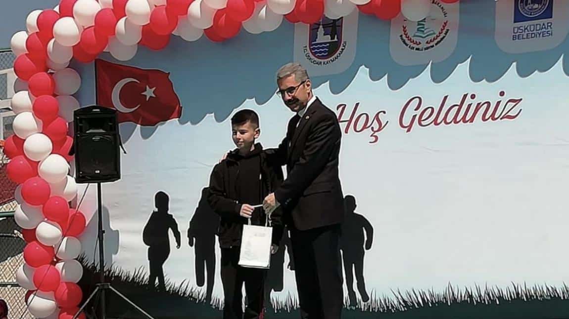 23 Nisan konulu şiir yarışmasında 1. olan öğrencimiz Ahmet Ensar Özlü ödülünü alıyor..